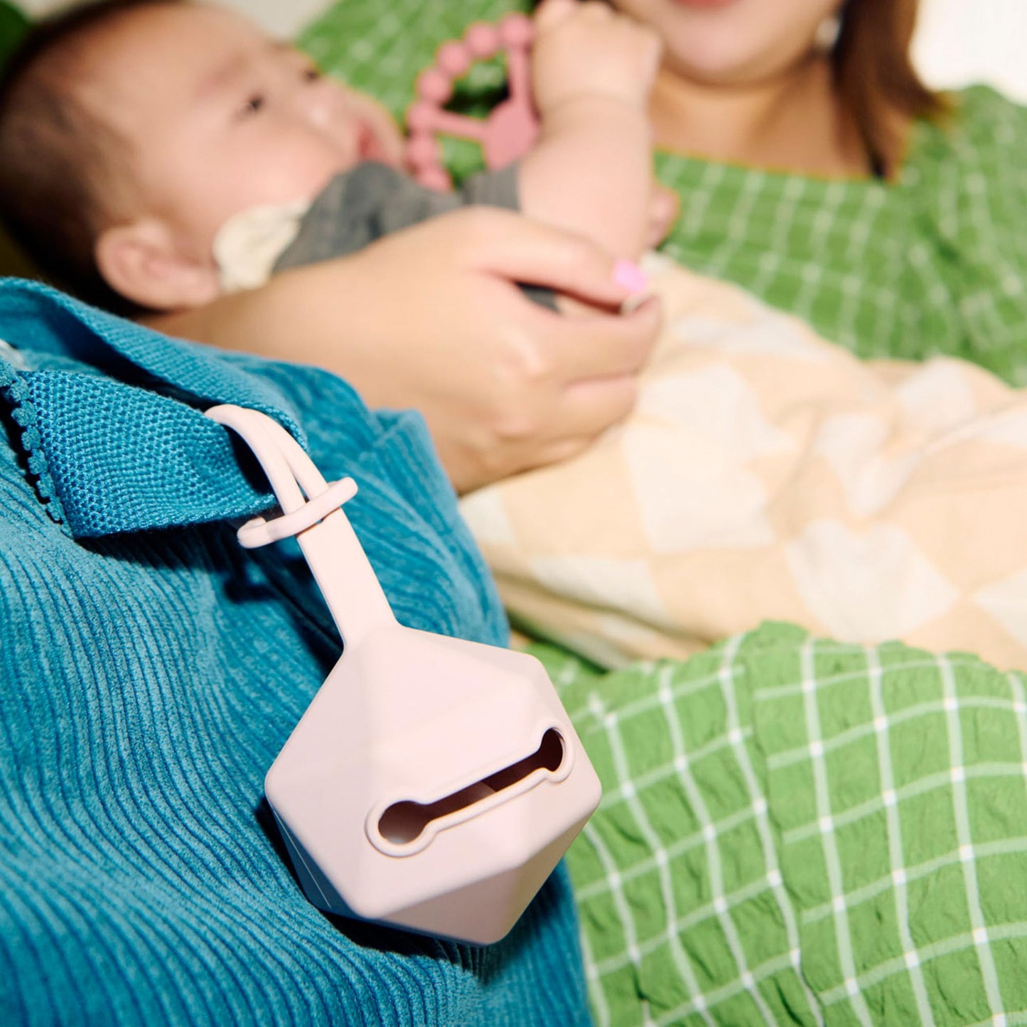 Tommee Tippee Silicone Comfort Gift Set, Ultra-light Pacifier 0-6m, Carry Case Hold 2 Pacifiers, Teething Ring 3m+